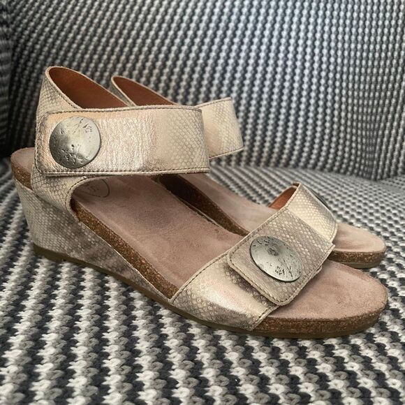 Taos carousel 2 gold sandal wedge heel women’s shoe size 9-9.5 - Picture 2 of 10